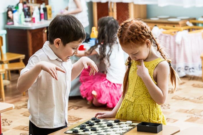 діти грают у шашки